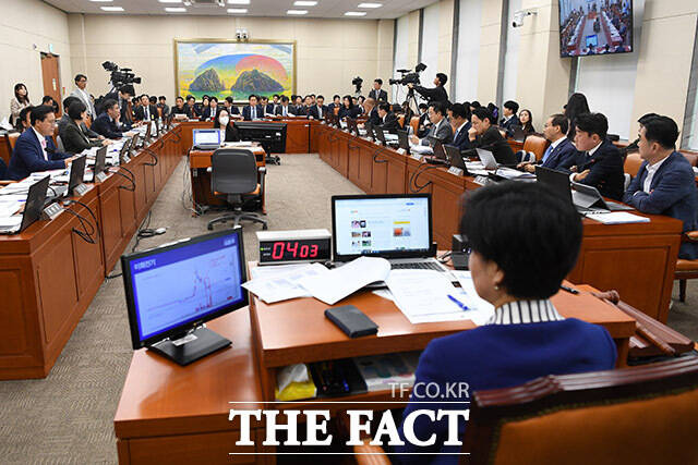 은행권은 비용 등의 측면에서 중도상환수수료 부과가 불가피하다는 입장이다. 사진은 지난 11일 서울 여의도 국회에서 열린 정무위원회의 금융위원회에 대한 국정감사가 진행 중인 모습. /남용희 기자