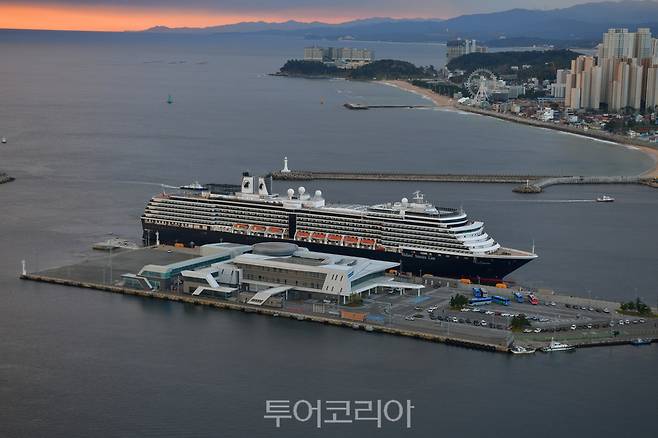 호화 크루즈 웨스테르담호 속초항 입항 모습