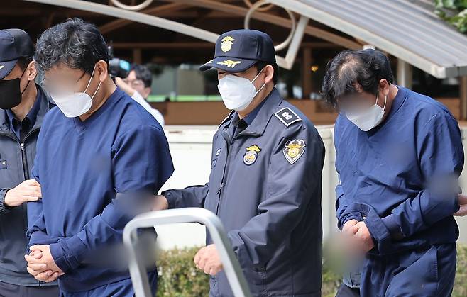 영풍제지 불공정 거래 의혹과 관련해 시세 조종을 주도한 것으로 의심되는 신모씨와 김모씨가 20일 오후 서울 양천구 서울남부지방법원에서 열리는 구속 전 피의자심문(영장실질심사)에 출석하고 있다. /뉴스1