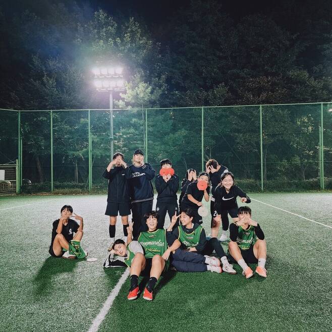 풋살팀 알레그리아에프에스(fs) 팀원 12명이 지난 12일 훈련을 위해 서울 아차산 배수지체육공원에 모인 모습. 장은선 제공