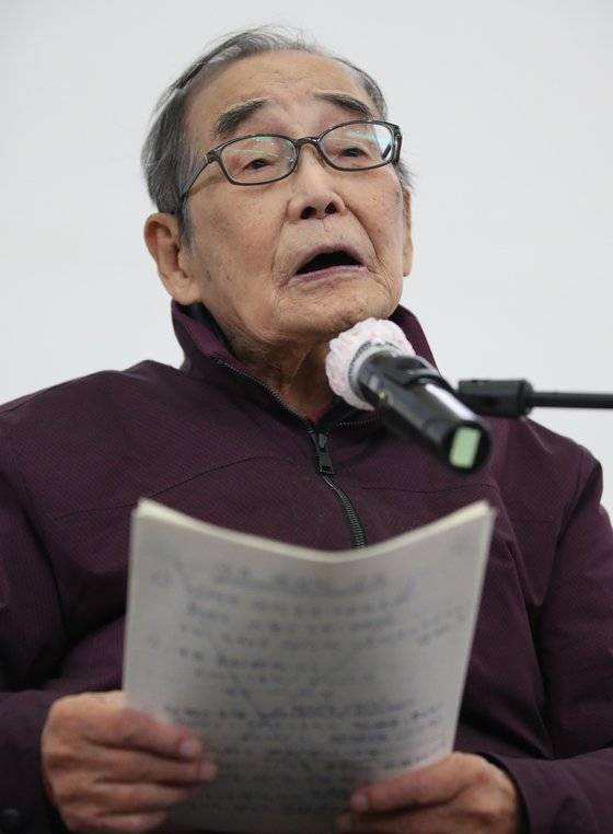 2022년 10월 25일 서울 중구 서울시청 태평홀에서 한국 최초 에베레스트 원정대 대장을 역임한 김영도 전 의원이 백수(白壽)를 맞아 ″나의 마지막 강의 : 당신은 알피니스트입니까″로 고별 강연을 하고 있다. 뉴시스