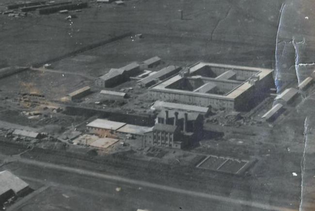 1940년대 촬영된 중국 하얼빈시 731부대 항공 사진. 731부대 전경을 찍은 사진 가운데 현존하는 사진 중 가장 선명한 사진입니다. 일본제국을 상징하는 한자 ‘날 일(日)’이 보이는 건 기분 탓이겠지요. 3개의 수직 기둥처럼 보이는 건물은 일종의 굴뚝인데, 저 건물이 아직 남아 있습니다. [Wikimedia Commons]