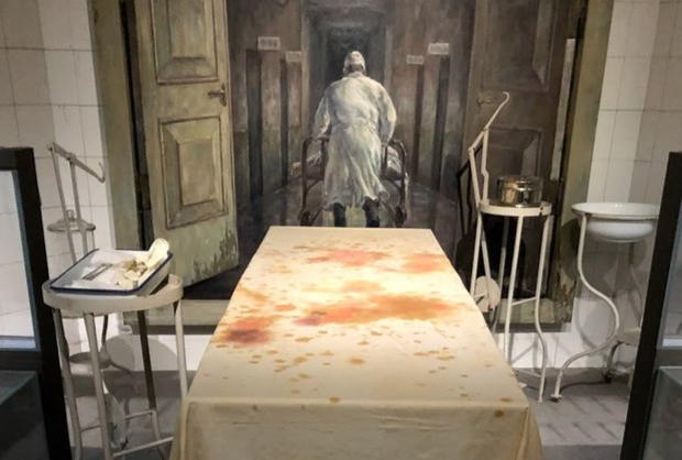 하얼빈 소재 ‘중국 침략 일본군 731부대 죄증진열관’ 내부의 모습. 생체실험 현장을 재현한 장소입니다. 전시된 물품은 가짜이지만, 장소는 진짜입니다. 그래서인지 사진 한 장을 보는 것만으로도 피냄새와 희생자의 마지막 비명이 입자 속에 떠도는 것만 같습니다. [X20106301·Wikimedia Commons]