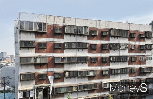 서울 중구 남산 올라가는 길 언덕에 위치한 '회현제2시민아파트'는 1970년 준공돼 올해 퇴거를 완료하고 철거된 계획이다. /사진=김노향 기자
