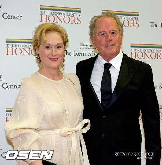 Hollywood actor Meryl Streep has been known to be in legal separation for six years with her husband Don Gummer!A media outlet reported Tuesday that Gummer! and Meryl Streep have been in legal separation for more than six years, and that they have always cared for each other but chose to live separate lives.They married in 1978 and have four brothers and sisters, but they are known to have chosen legal separation at dusk.The last time Meryl Streep and Don Gummer! were spotted together was in May 2018, when fans were surprised when their lunch routines were revealed, as they were two people who were extremely reluctant to share their personal lives.For this reason, this legal separation is a bigger shock to the fans. The elderly couple in their 70s are getting more attention because they choose their lives together.Meryl Streep, who made her debut in 1971 with the Lay Sevillas Playboy, won the 1970s film industry with Julia, Deer Hunter and KLaymer vs. Kramer.In 1982, she won her first Academy Award for Best Actress for Sophies Choices.Nominate 19 times for the Academy Award for Best Actress, she once again won the award for Iron Woman in 2012. She has been nominated 29 times at the Golden Globe Awards and has been called God of Smoke eight times.In 1978, he married a two-year-old sculptor, Don Gummer! And has a daughter, Mami Gummer! And a son, Henry Gummer!