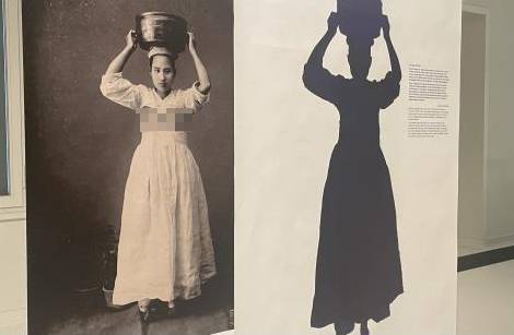 훔볼트 포럼 한국유물특별전에 전시됐던 가슴을 드러낸 조선여인의 사진이 20일(현지시간) 철거된 것으로 확인됐다. 연합뉴스