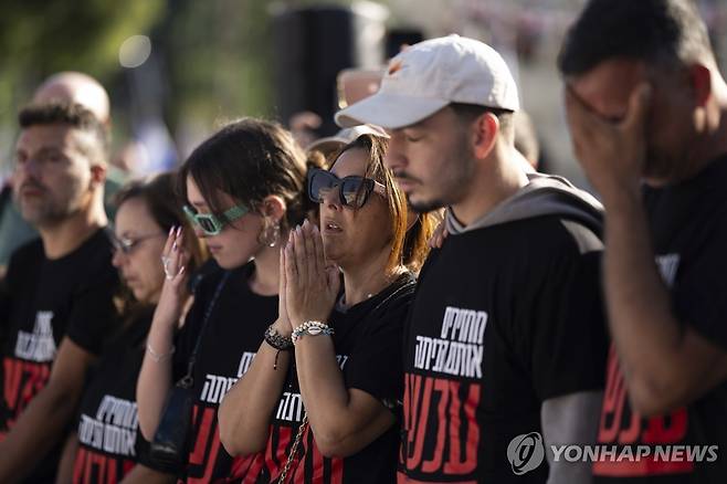 20일(현지시간) 하마스에 납치된 인질의 가족들이 이스라엘 텔아비브에서 석방을 위해 기도하는 모습 [AP=연합뉴스]