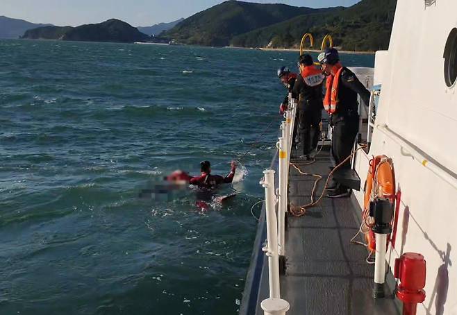 구조활동 중인 통영해경 [통영해경 제공. 재판매 및 DB 금지]