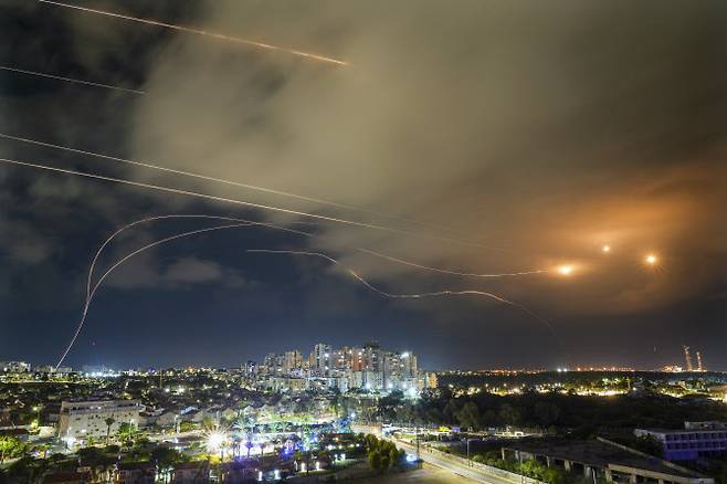 지난 14일(현지시각) 이스라엘 아슈켈론의 아이언돔 방공 시스템이 가자지구에서 발사된 로켓을 요격하기 위한 미사일을 발사하고 있다. (사진=뉴시스)