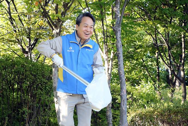 ‘남산 둘레길 플로깅 봉사활동’ 행사에 참석한 진옥동 신한금융그룹 회장이 플로깅을 하고 있다. (사진=신한금융그룹)