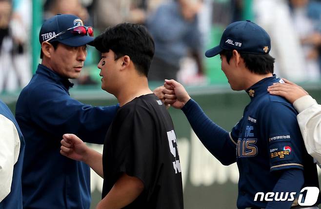 22일 오후 인천 SSG랜더스필드에서 열린 프로야구 '2023 신한은행 SOL KBO 포스트시즌' 준플레이오프 1차전 SSG 랜더스와 NC 다이노스의 경기에서 4:3으로 승리를 거둔 NC 강인권 감독이 김성욱과 주먹을 맞대고 있다. 2023.10.22/뉴스1 ⓒ News1 장수영 기자