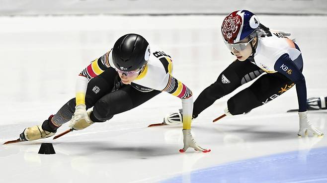 김길리(오른쪽)가 여자 1500m 파이널A에서 하네 데스멧에 이어 2위로 코너를 돌고 있다. 몬트리올|AP 연합뉴스