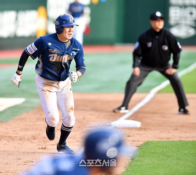 NC 박민우가 22일 인천SSG랜더스필드에서 열린 2023 KBO 준플레이오프 1차전 NC와 경기 9회초 1사 3루에서 마틴의 적시타 때 홈으로 달리고 있다. 2023.10.22. 인천 | 강영조기자 kanjo@sportsseoul.com