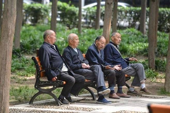 노인 인구가 급격히 증가하며 이미 고령사회에 진입한 반면 출산과 결혼은 오히려 크게 감소하면서 중국 정부에 비상이 걸렸다. 사진은 중국 안후이성 푸양에 있는 공원에서 노인들이 벤치에 앉아 있는 모습. ⓒ AFP/연합뉴스
