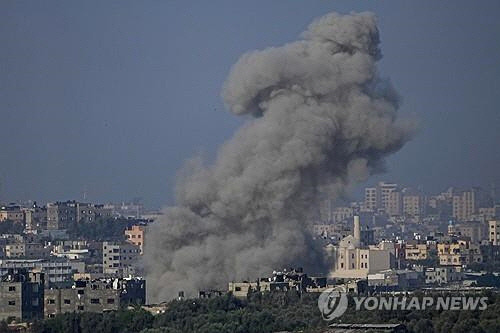 이스라엘 공습에 가자 지구 내 건물에서 연기가 피어오르고 있다.  [AP 연합뉴스]