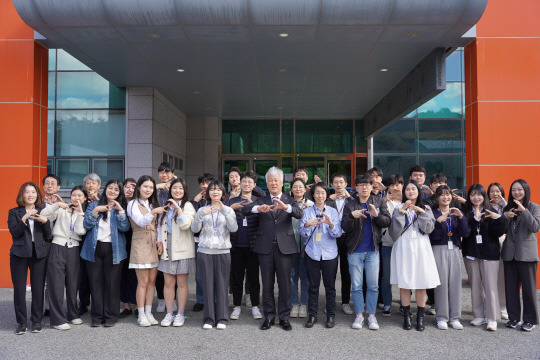 이평구 한국지질자원연구원장(앞줄 왼쪽 여덟번째)은 지난 20일 대전 본원에서 '프리키가머와 공감 나누기' 행사를 마치고 기념촬영을 하고 있다.



지질자원연 제공