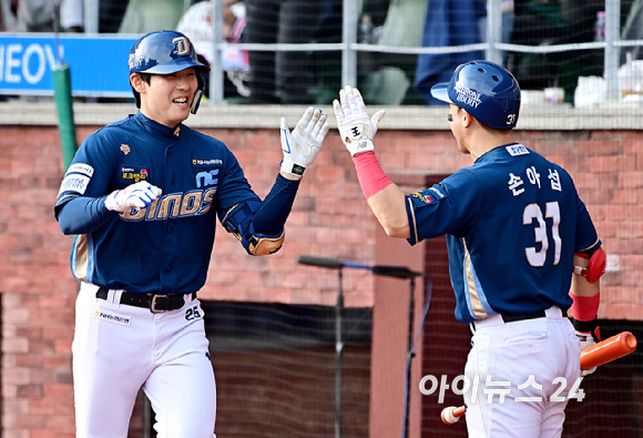 22일 오후 인천SSG 랜더스필드에서 '2023 KBO 포스트시즌' SSG 랜더스와 NC 다이노스의 준플레이오프 1차전 경기가 열렸다.8회초 1사 1루 NC 김성욱이 투런 홈런을 때린 뒤 기뻐하고 있다. [사진=곽영래 기자]