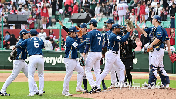 NC는 22일 인천 SSG랜더스필드에서 열린 '2023 KBO 포스트시즌' 준플레이오프 1차전 SSG 랜더스와의 경기에서 4-3으로 승리를 거뒀다. 승리를 거둔 NC 선수단이 기뻐하고 있다. [사진=곽영래 기자]