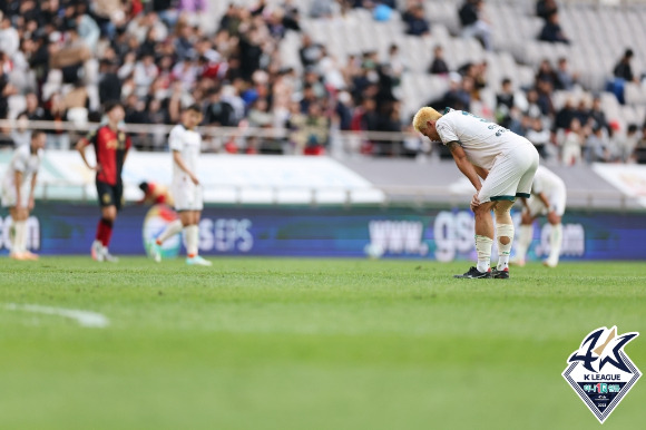 FC서울에 패배하고 아쉬움을 드러내는 강원FC 선수들. [사진=한국프로축구연맹]