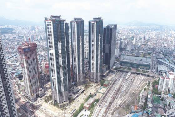 서울 동대문구 청량리역 주변 주상복합단지 전경. 최고 65층짜리 초고층 아파트 등이 들어서 있다. 사진 롯데건설