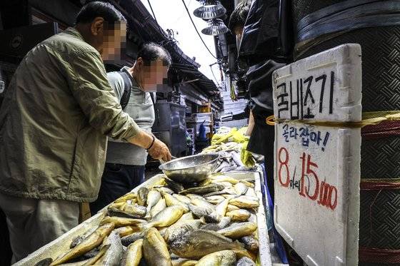 추석을 앞둔 17일 서울 동대문구 청량리종합시장이 손님들로 붐비고 있다. 김현동 기자