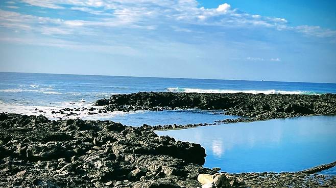 바닷가에 치솟는 용천수를 막아 놓아 만든 천연 풀장 '논짓물' 풍경. 박영미 대표 제공