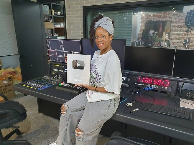 셰이니 히포라이트 미디어팀 인턴이 뷰티쿠키 채널 실버버튼을 들고 있다. 윤현주 기자