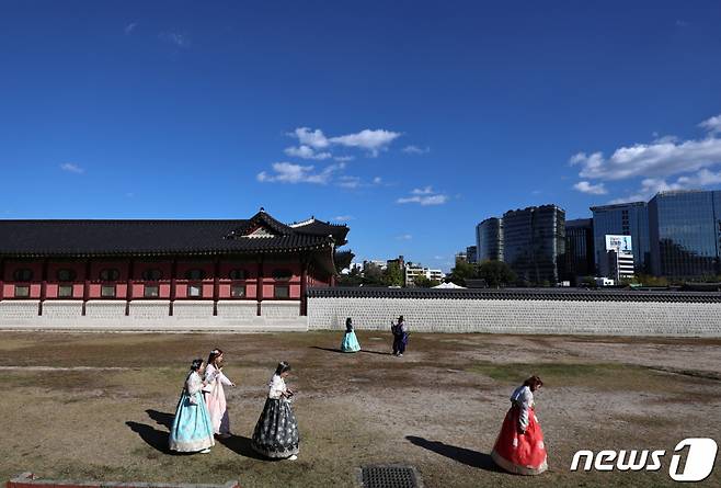 (서울=뉴스1) 구윤성 기자 = 전국이 쾌청한 날씨를 보인 20일 오후 서울 종로구 경복궁에서 한복을 입은 관광객들이 나들이를 즐기고 있다. 2023.10.20/뉴스1  Copyright (C) 뉴스1. All rights reserved. 무단 전재 및 재배포,  AI학습 이용 금지.