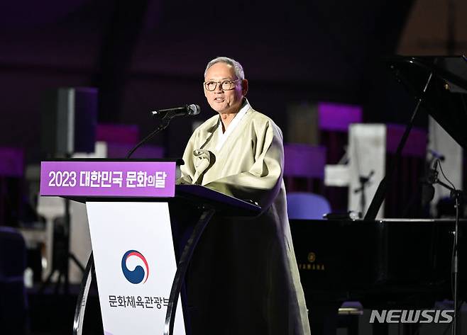 [신안=뉴시스] 김혜인 기자 = 유인촌 문화체육관광부 장관이   21일 오후 전남 신안군 자은면 뮤지엄파크 특설무대에서 문체부가 주관한 '2023 대한민국문화의 달' 기념식에 참석해 축사하고 있다. 2023.10.21. hyein0342@newsis.com