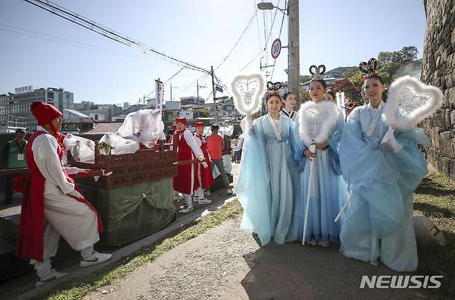 [서울=뉴시스] 정병혁 기자 = 22일 서울 성북구 한양도성 장수마을에서 삼선동 선녀축제 일환으로 선녀하강 퍼레이드가 열리고 있다. 2023.10.22. jhope@newsis.com