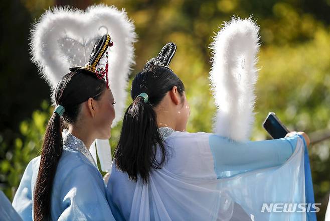 [서울=뉴시스] 정병혁 기자 = 22일 서울 성북구 한양도성 장수마을에서 열린 삼선동 선녀축제에서 선녀들이 휴대폰으로 사진을 찍고 있다. 2023.10.22. jhope@newsis.com