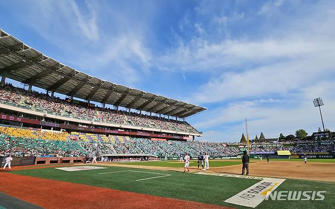 [인천=뉴시스] 고승민 기자 = 22일 인천 SSG랜더스필드에서 2023 KBO 포스트시즌 준플레이오프 NC다이노스 대 SSG랜더스 경기 1차전이 열리고 있다. 2023.10.22. kkssmm99@newsis.com