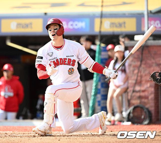 [OSEN=인천, 이대선 기자] 22일 인천 SSG랜더스필드에서 2023 KBO 준플레이오프 SSG 랜더스와 NC 다이노스의 경기가 열렸다.3회말 1사 2,3루에서 SSG 오태곤이 삼진으로 물러나며 아쉬워하고 있다. 2023.10.22 /sunday@osen.co.kr