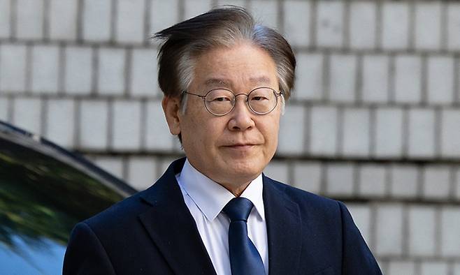 이재명 더불어민주당 대표가 20일 서울 서초구 서울중앙지방법원에서 열린 대장동·위례신도시 개발 특혜 등 특정범죄가중처벌등에관한법률위반(뇌물) 공판에 출석하고 있다. 뉴스1