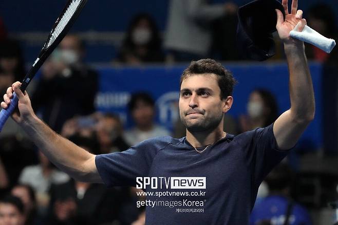 ▲ 2023 ATP 투어 일본오픈 단식 결승 진출을 확정한 아슬란 카라체프가 관중들의 갈채에 화답하고 있다.