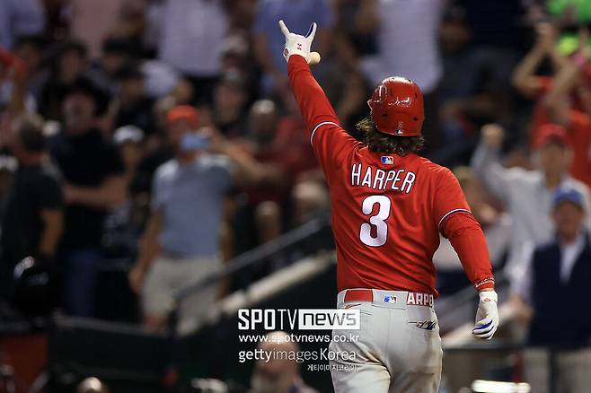 ▲ 브라이스 하퍼가 애리조나의 기세를 꺾는 대포를 터트렸다.