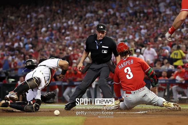 ▲ 홈 스틸에 성공한 브라이스 하퍼.