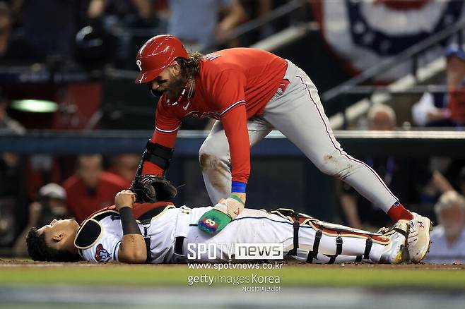 ▲ 브라이스 하퍼(위)가 포수 가브리엘 모레노의 몸 상태를 살피고 있다.