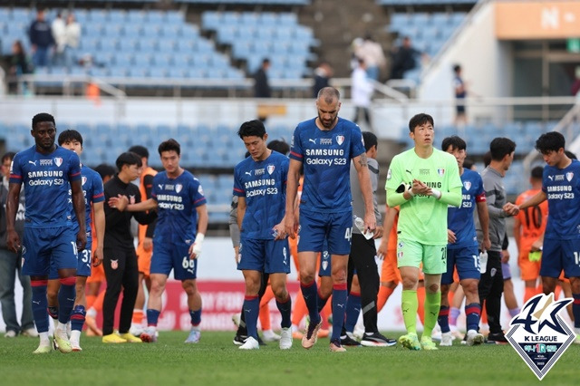 제주유나이티드전에서 패한 뒤 수원삼성 선수단이 아쉬운 표정을 짓고 있다. /사진=한국프로축구연맹 제공