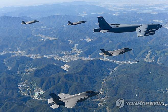 한반도 상공 가르는 B-52H 전략폭격기와 F-35A 전투기 (서울=연합뉴스) 17일 미국 공군의 B-52H 전략폭격기와 한국 공군의 F-35A 전투기들이 한반도 상공에서 한미 연합공중훈련을 실시하고 있다. 2023.10.17 [공군 제공. 재판매 및 DB 금지] photo@yna.co.kr