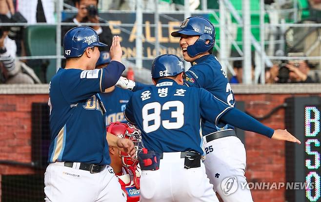 NC 김성욱, 2점 홈런으로 선취점 (인천=연합뉴스) 서대연 기자 = 22일 오후 인천 SSG랜더스필드에서 열린 프로야구 준플레이오프 1차전 NC 다이노스와 SSG 랜더스의 경기.
    8회초 1사 1루 NC 김성욱이 2점 홈런을 치고 홈으로 들어오며 기뻐하고 있다. 2023.10.22 dwise@yna.co.kr