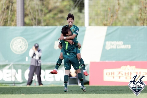 골 넣고 장윤호(7번)와 기뻐하는 김포의 김이석 [한국프로축구연맹 제공. 재판매 및 DB 금지]