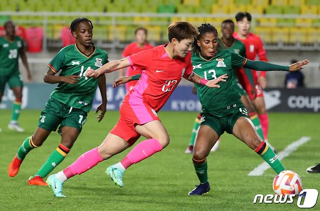 대한민국 여자 축구 국가대표팀 정설빈이 7일 오후 경기 수원월드컵경기장에서 열린 '신세계 이마트 초청 여자축구국가대표팀 친선경기' 대한민국과 잠비아와의 경기에서 상대 선수와 몸싸움을 벌이고 있다. 2023.4.7/뉴스1 ⓒ News1 민경석 기자