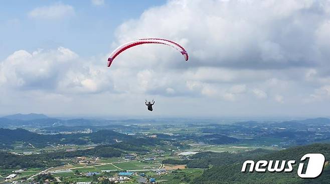 (정읍=뉴스1) 박제철 기자 = 전북 정읍시 칠보산 활공장에서 ‘2023년 제3회 정읍내장산 전국 패러글라이딩 대회’가 21일부터 22일까지 이틀간 개최됐다.(정읍시 제공)2023.10.23/뉴스1