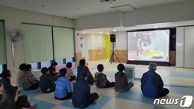 경남개발공사가 지난 21일 진주 한 아파트에서 지역 취약계층을 대상으로 ‘찾아가는 안전보건 재난안전 체험교육’을 실시하고 있는 모습.(경남개발공사 제공)