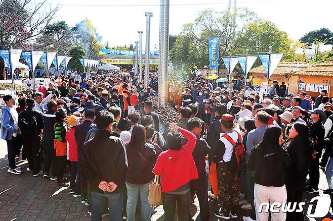 '2023 오곡나루축제'에서 방문객들이 '군고구마 기네스'에 참여하고 있는 모습.(여주시 제공)