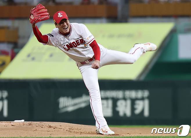 23일 오후 인천 SSG랜더스필드에서 열린 프로야구 '2023 신한은행 SOL KBO 포스트시즌' 준플레이오프 2차전 NC 다이노스와 SSG 랜더스의 경기, SSG 선발투수 김광현이 1회초 등판해 역투하고 있다. 2023.10.23/뉴스1 ⓒ News1 김도우 기자