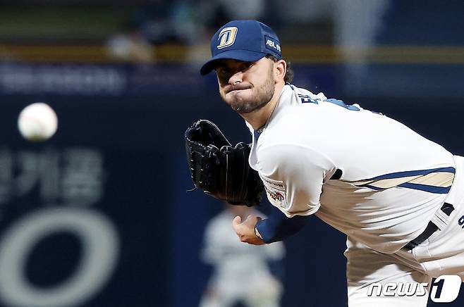 19일 오후 경남 창원NC파크에서 열린 프로야구 '2023 신한은행 SOL KBO 포스트시즌' 와일드카드 결정전 1차전 두산 베어스와 NC 다이노스의 경기, 1회초 NC 선발투수 태너가 역투하고 있다. 2023.10.19/뉴스1 ⓒ News1 이동해 기자