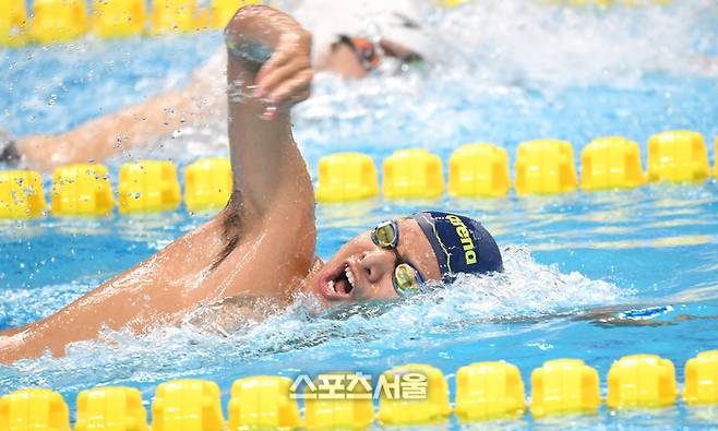 수영 이인국이 23일 중국 항저우 올림픽 스포츠센터 수영장에서 열린 2022 항저우 장애인아시아경기대회 남자 S14 200M 자유형 결선에서 역영하고 있다. 2023. 10. 23. 항저우(중국) | 최승섭기자 thunder@sportsseoul.com