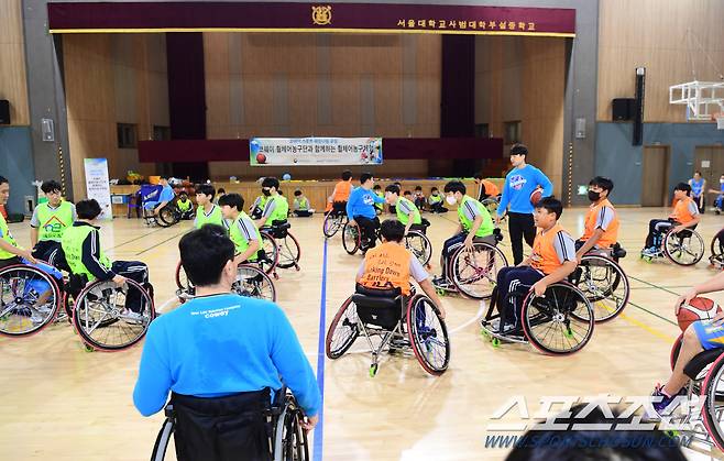 서울 사대부중 학생들이 코웨이 휠체어농구단이 진행한 휠체어농구 체험수업에서 휠체어 조작을 연습하고 있다. 서울 사대부중=최문영 기자deer@sportschosun.com /2023.10.19/